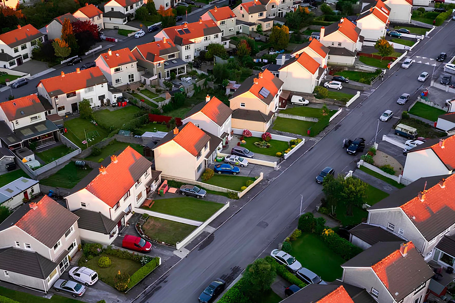 Une photographie d'un quartier avec des maisons