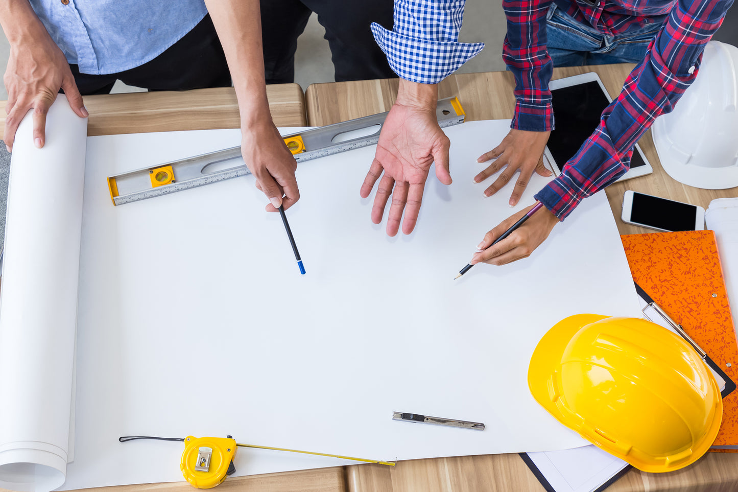 Sélectionner le Bon Entrepreneur & Maîtriser Budget Rénovation : Éviter Pièges Chantier